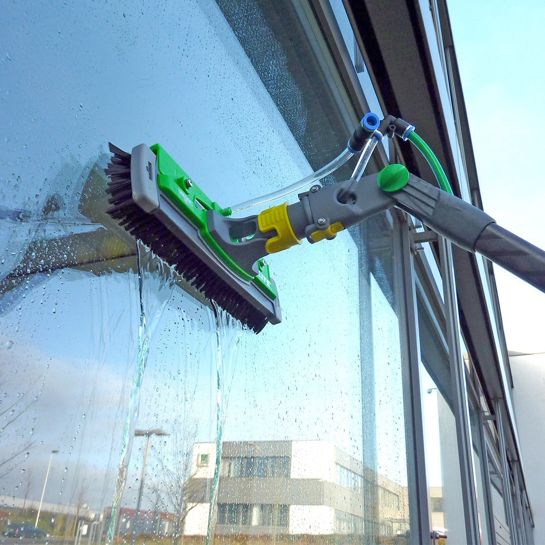 Unger nLITE Carbon 24K Water Fed Pole WindowCleaner.com